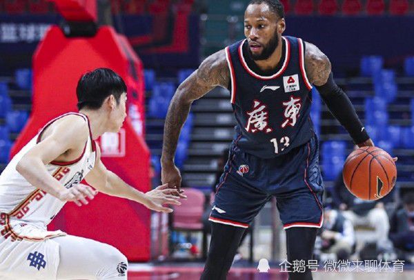 沙拉维曾在2016年至2019年为罗马效力，之后来到中超踢球，2021年1月再次加盟罗马并效力至今，今夏沙拉维已经和罗马续约至2025年。